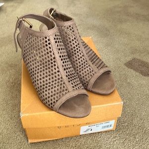 Chunky heel, open toe, sling back, taupe